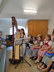 Schulchor singt Kirchberger Kindermesse