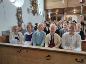 Unser Schulchor beim Pfarrfest